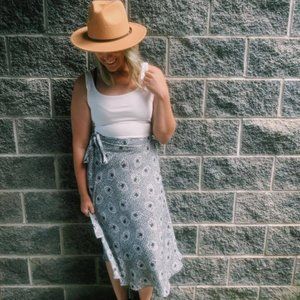 Versatile spring and summer thrifted articles